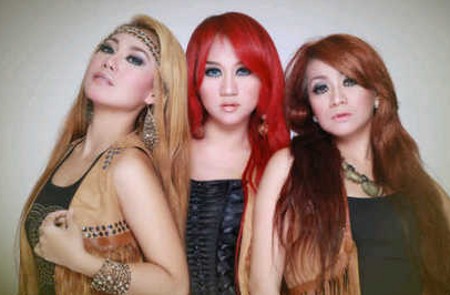 3 Macan Asli Siapkan Ember untuk Iwak Peyek