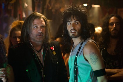 Alec Baldwin Ciuman dengan Russel Brand di Rock of Ages
