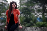 Wanita yang gemar memakai high heels itu tak ingin terburu-buru memperoleh pendamping baru.