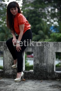 Sedikit mengurai ke belakang, Terry mengungkapkan bahwa dirinya enggan melakukan kecerobohan yang sama dengan mencari pasangan hidup melalui dunia maya. Apalagi, hanya dengan masa pacaran yang singkat sebelum menikah.