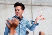 G-Dragon dengan gaya rambut yang normal dan biasa-biasa saja. (YG Entertainment).