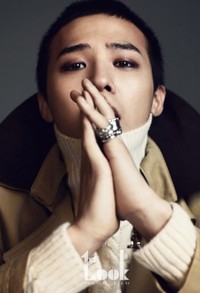 Botak setelah tertangkap memakai ganja tahun lalu. Tak heran karena tes pemakaian ganja dilakukan lewat tes rambut. (YG Entertainment).