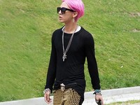 G-Dragon bergaya rambut pink saat menghadiri fashion show di Paris. (KPop Starz)