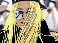 Di video klip terbarunya One of A Kind ia malah berambut kuning. (YG Entertainment)