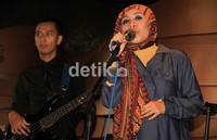 Vokalis La Luna saat ini berpenampilan baru dengan berhijab. Agung Pambudhy/detikcom.