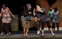 Sebagian besar lagu yang digunakan saat pertunjukan itu nanti, merupakan lagu Titiek yang telah diaransemen ulang oleh komposer Dian HP. (Herianto Batubara/detikHOT)