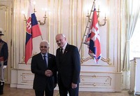 Hatta bertemu dengan Presiden Slovakia Ivan Gasparovic, di Istana Presiden di ibukota Slovakia, Bratislava. Beberapa poin yang akan direalisasikan dari kerjasama ini antara lain bidang manufaktur, proyek pembangunan pabrik ban dan pabrik semen. Suhendra/detikFinace.