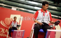 Dua wasit pertandingan tengah menggunakan visual livescore pada turnamen bulutangkis Djarum Indonesia Open 2012 di Istora Senayan, Jakarta.