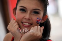 Senyum simpul dan bendera Inggris terlukis di wajah salah satu suporter cantik.