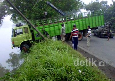 Truk vs Mobil Travel, 3 Orang Tewas
