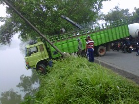 Truk Vs L 300, 3 Tewas dan 5 Orang Luka Parah