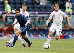 Samir Nasri melewati dua pemain Inggris, Steven Gerrard dan Scott Parker. Reuters/Yves Herman.
