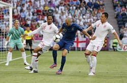 Karim Benzema berusaha membobol gawang Inggris. Hingga peluit panjang ditiup, kedudukan tetap 1-1. Dengan hasil tersebut maka Prancis dan Inggris kini sama-sama memiliki 1 poin di Grup D. Reuter/Yves Herman