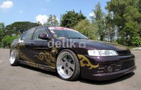 Tampilan luar mobil ini hanya dipercantik dengan stiker warna emas motif batik ciri khas Dayak asal Kalimantan serta ban bergaya hellaflush. Luthfi Andika/detikOto.