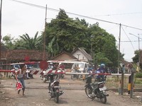 Dua motor ditinggalkan pemiliknya di pintu perlintasan kereta. (Foto Fudieko).