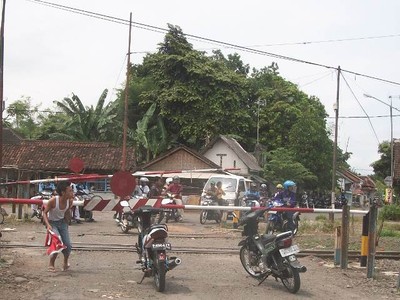 Menunggu Kereta Lewat