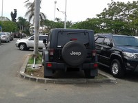 Mobilnya keren, tapi yang mengendarai tidak punya attitude baik. (Foto Tri Purwanto)