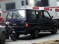Mobil Kijang terjebak di pintu KA di bawah flyover Tanjung Barat menuju Kampung Rambutan. Tidak sabar di jalan bisa membahayakan keselamatan Anda. (Foto Khairul Umam)