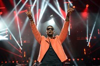 Usher tampak mengenakan jaket orange. Getty Images/Samir Hussein.