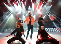 Ia berlaga dengan para penarinya. Getty Images/Samir Hussein.