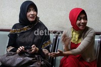 Selama di ruang terdakwa, Wa Ode tampak santai menunggu sidang. Ia terlihat bercanda dengan kuasa hukumnya. Ramses/detikcom.
