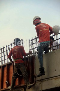 Pekerja memasang beton tiang pancang. Agung Pambudhy/detikcom