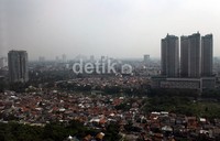 Jejeran rumah yang berdempetan dengan sangat padatnya terlihat dari atas ketinggian gedung-gedung bertingkat yang ada di Jakarta.