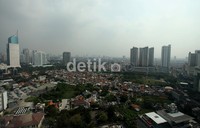 Karena kepadatan itulah, selain polusi Jakarta juga terancam banjir saat musim penghujan.