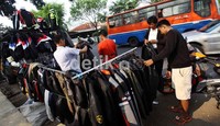 Pedagang jaket menjajakan dagangannya menggunakan mobil di Jalan Budi Raya, Kemanggisan, Jakarta.