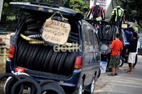 Dengan berjualan seperti ini, para pedagang mudah menarik pembeli yang juga adalah pengguna jalan.