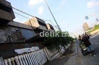 Inilah bekas rumah almarhum pengusaha nasional Liem Soe Liong di Jalan Angkasa, Rabu (13/6). Liem Soe Liong meninggal dunia pada 10 Juni 2012 di Singapura, Rumah ini pernah dibakar dan dijarah saat kerusuhan 1998 lalu.
