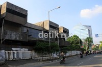 Kendaraan melintas di depan bekas rumah Om Liem. Agung Pambudhy/detikcom.