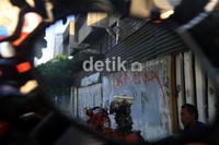 Di depan bekas rumahnya menjadi pangkalan tukang tambal ban. Agung Pambudhy/detikcom.
