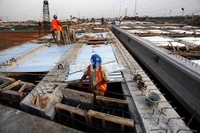Para pekerja sibuk memasang rangka besi pembangunan proyek tol Meruya Ulujami.