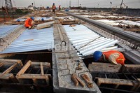 Pekerja sibuk menyelesaikan proyek pembangunan jalan tol Meruya-Ulujami.