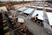 Para pekerja sibuk menyelesaikan pembangunan tol sepanjang 7,67 km tersebut.