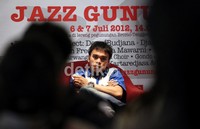 Barry Likumahuwa juga turut tampil bermain musik di atas gunung.