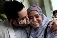 Nassar KDI mencium pipi istrinya, Muzdalifah. Gusmun/detikHot.