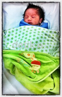 Diselimuti dengan selimut warna hijau daun pisang Elzo Jaydo Anvaya terlihat lucu. Prih Prawesti Febriani/detikHot.