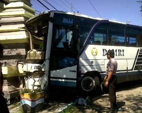 Bus Damri Tabrak Puskesmas, Empat Orang Luka-luka