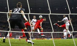 Alan Dzagoev menyundul bola yang berbuah gol ke gawang Polandia di menit ke-37. Reuters/Kai Pfaffenbach.