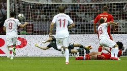 Blaszczykowski yang menusuk dari sisi kanan melepaskan tendangan cantik dengan kaki kirinya. Bola melengkung ke pojok gawang tanpa bisa dijangkau Malafeev. Reuters/Pascal Lauener.