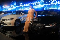 Seorang model berpose di depan mobil jenis SUV Lexus RX 450 H. Agung Pambudhy/detikcom
