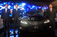 Model berpose di depan mobil sedan jenis IS 300 C. Agung Pambudhy/detikcom