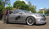 Ansori Ahmad Nugroho berpose dengan Honda All New Accord tahun 2008 miliknya. Di kelas Rookie, Ansori yang bergabung di klub Jetz, menggondol Rookie of Body Kit, Rookie of Engine dan Rookie of Audio Design. Luthfi Andika/detikOto.