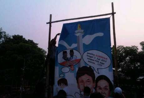 Panwaslu dan Warga Bersihkan Atribut Kampanye di Kedoya Selatan