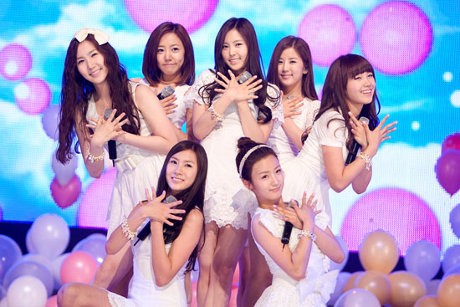 A Pink Latihan Tari Hush di Tempat Parkir