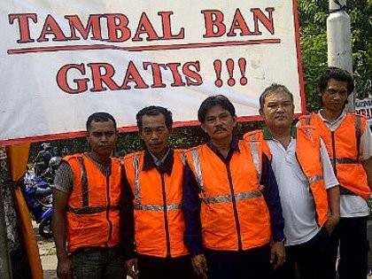 Aksi Semut Orange di Jakarta, Tambal Ban Gratis Penyelamat Pemotor