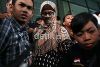 Neneng turun dari ruang penyidikan di lantai 8 dengan mengenakan pakaian yang sama dengan yang dikenakannya saat ditangkap kemarin. Ramses/detikcom.
