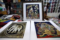 Souvenir, perhiasan dan beragam aksesoris khas Thailand juga ada di sana.